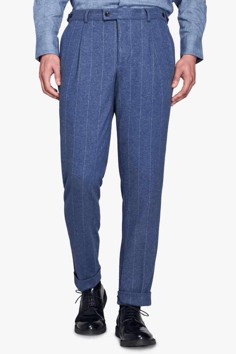 Svetloplave pantalone na pruge