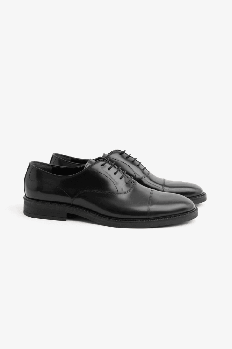 Elegantne crne cipele na pertle