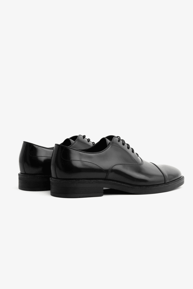 Elegantne crne cipele na pertle