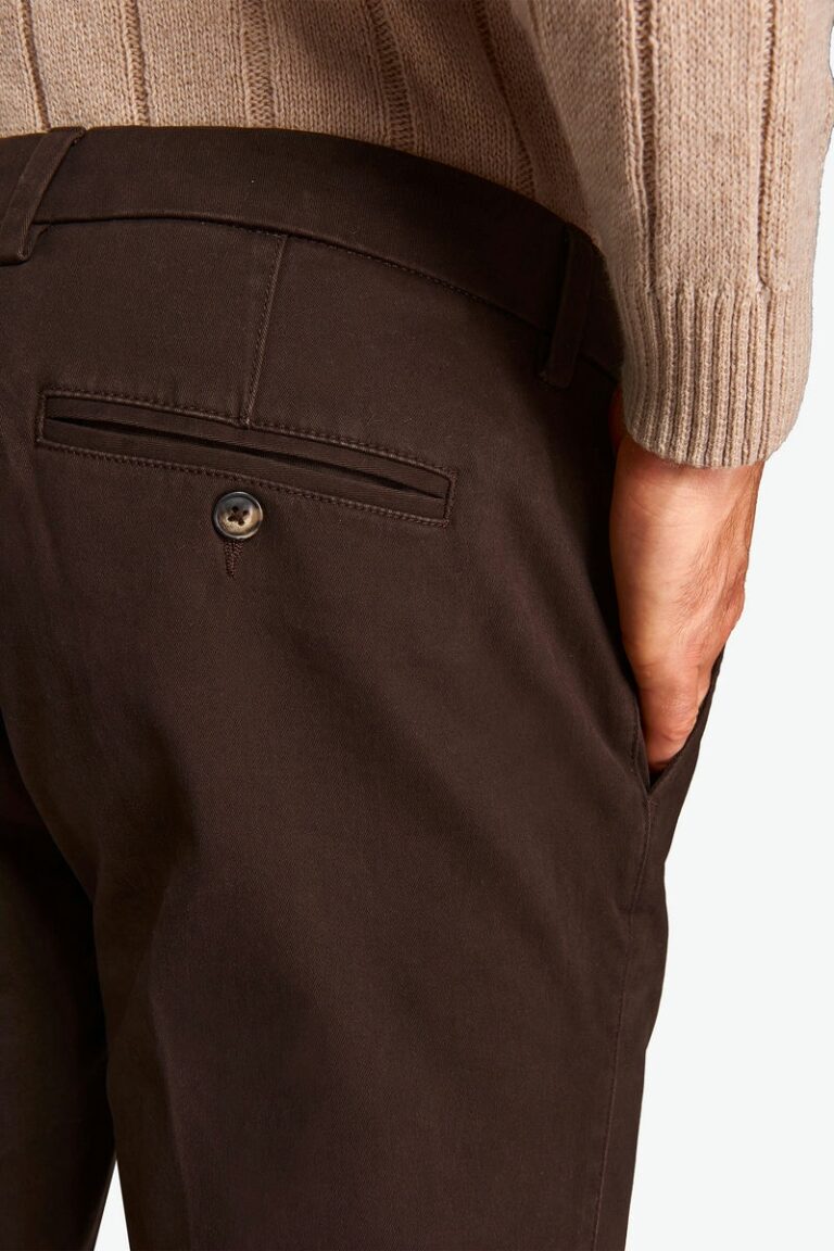 Braon chino pantalone od gabardina