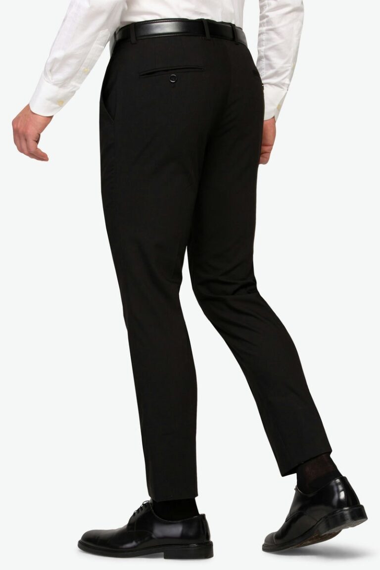 Klasične crne pantalone